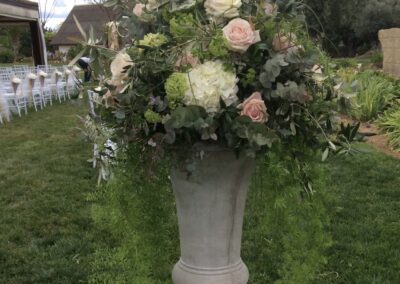 Una decoración de boda con gerberas y rosas