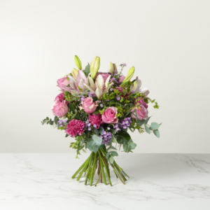 "Armonía Pastel" incluye una selección de flores en tonos pastel, como rosas rosa pálido, lirios blancos, claveles lavanda y margaritas amarillas suaves, entre otras opciones.